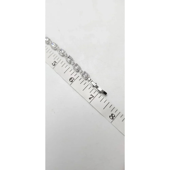 Stauer Womens Diamond Simulant Tennis Bracelet with Adjustable Fit Velvet Pouch - Picture 5 of 5